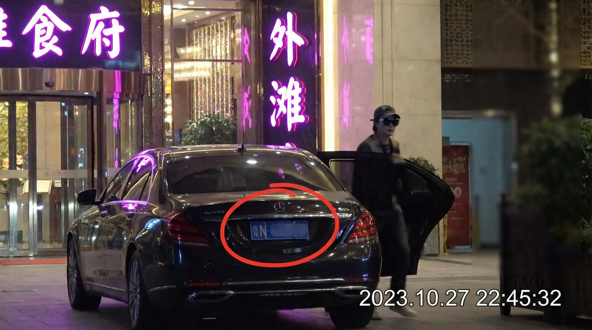 manbetx万博体育官网 - 豪车餐厅外被拍
